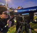 开斋节赏月者将技能传授给下一代