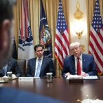 特朗普让农民     “去买更大的拖拉机”