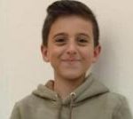 黎巴嫩家庭埋葬在以色列袭击中丧生的 11 岁孩子时流下泪水和反抗