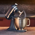 KitchenAid 重新设计了其标志性搅拌机,以便您可以设置准确的速度