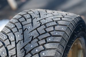 这些可伸缩镶钉轮胎可能会拯救我们的道路、耳朵和肺部