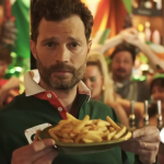 杰米·多南 (Jamie Dornan) 领衔 SNL UK 歌曲嘲讽英国游客