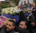 贝鲁特数百人哀悼在以色列袭击中丧生的记者