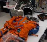 阿耳忒弥斯发射前美国宇航局月球宇航服实验室内部