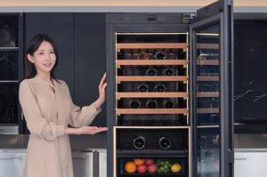 三星制造了一款带有人工智能眼的酒柜来照顾你的美酒