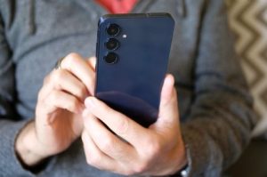 继 Galaxy S26 之后，三星将为廉价 Galaxy A 手机提供 iPhone AirDrop 支持