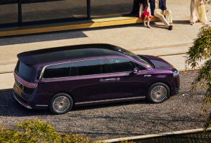 鸿蒙智行首款旗舰 MPV 智界 V9 提供三款内饰配色，搭载二排旋转座椅