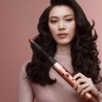 使用广受欢迎的 Dyson Airwrap i.d. 加强您的美容护理。多功能造型器现价 500 美元(原价 650 美元),更多