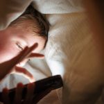 我们并不是在社交媒体上长大的。我们是靠数字尼古丁长大的。