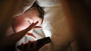 我们并不是在社交媒体上长大的。我们是靠数字尼古丁长大的。