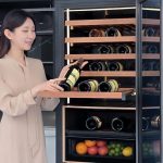 三星的新款人工智能葡萄酒冰箱将为您密切关注年份梅洛葡萄酒