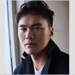 约翰·金 (John Kim) 与亨特·佩吉·洛查德 (Hunter Page-Lochard) 和凯特·斯图尔特 (Kat Stewart) 一起出演澳大利亚电视剧《毅力谷》