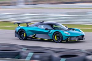 阿斯顿·马丁 Valhalla (2026) 评论:价值 100 万美元的插电式混合动力车