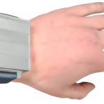 该设备看起来像智能手表，但它测量的东西要险恶得多