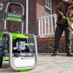 使用 Greenworks Gen 2 Pro 2,300 PSI 电动高压清洗机解决您的户外春季清洁问题，价格为 320 美元