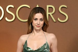 莉莉·莱因哈特 (Lili Reinhart) 表示，片场一位“男导演走到我面前”并说道：“稍微吸一下你的胃”