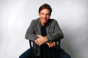 丹尼斯·奎德 (Dennis Quaid) 担任驾驶座，将主演约翰·福斯科 (John Fusco) 制作的 AMC NASCAR 系列“雷霆之路”