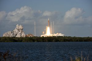 阿耳忒弥斯二号启动了其历史性的月球任务：查看发射和任务详细信息