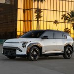 起亚在纽约展示小型车：2027 年 EV3 和 2027 年 Seltos Hybrid