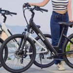 Gotrax 的 Dolphin 电动自行车续航里程为 30 英里，是一款经济实惠的通勤自行车，最低价为 467 美元