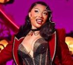 梅根·西·斯塔林 (Megan Thee Stallion) 在红磨坊表演期间被送往医院