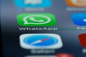 WhatsApp 正在让用户退出间谍软件制造商创建的假冒版本