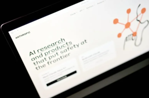 惹众怒！Anthropic 疯狂删库，他连夜爆改 Claude Code 源码拿下史上最快 10 万星