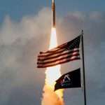 美国宇航局在与中国的竞赛中开始了几十年来世界上首次载人登月任务