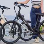 Gotrax 的 Dolphin 电动自行车续航里程为 30 英里，是一款经济实惠的通勤自行车，最低价为 467 美元