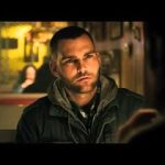 “老板”罗斯·雷亚（列维·施瑞博尔饰）向“暴徒”道​​格·格拉特（肖恩·威廉·斯科特饰）丢下科学知识 Goon 2011