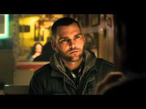 “老板”罗斯·雷亚（列维·施瑞博尔饰）向“暴徒”道​​格·格拉特（肖恩·威廉·斯科特饰）丢下科学知识 Goon 2011