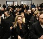 家人涌入希腊法院接受最严重火车事故的审判