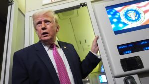 特朗普认为美以发起的战争已导致伊朗政权更迭 预告20艘油轮将通过霍尔木兹海峡