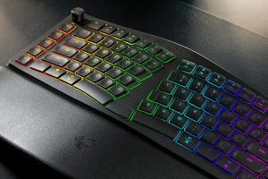 Razer 首款分体式人体工学键盘让拇指触手可及的额外按键