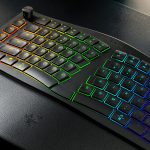 Razer 首款分体式人体工学键盘让拇指触手可及的额外按键