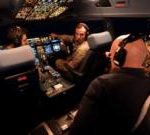 英国皇家空军加油机驾驶舱内执行针对伊朗无人机的防御任务