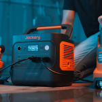 购买 Jackery 的 2,042Wh Explorer 2000 v2 发电站，低价 679 美元（原价 1,499 美元），专享 820 美元优惠