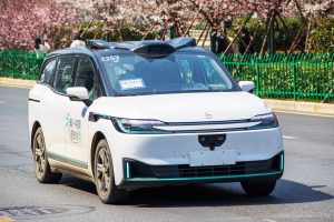 中国机器人出租车停运导致乘客滞留在高速公路上