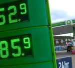 燃油配给和免费巴士：各国如何应对油价上涨