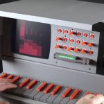 受 NES 启发的合成器兼作游戏机 — 便携式和弦合成器也可以播放芯片乐曲和 NES 盒带