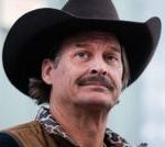 飞近基德·洛克家的美国陆军飞行员被停职，几小时内又恢复了职务