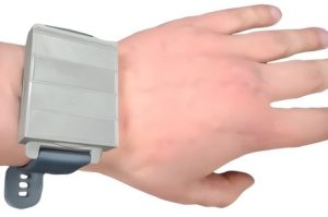 该设备看起来像智能手表，但它测量的东西要险恶得多