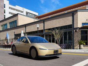 特斯拉承认其机器人出租车有时由远程人类驾驶