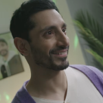 里兹·艾哈迈德 (Riz Ahmed) 在《SNL》英国版新宣传片中表现得异常激烈