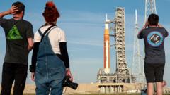 “这将是一场精彩的表演”：人群聚集在一起等待美国宇航局阿尔忒弥斯发射倒计时