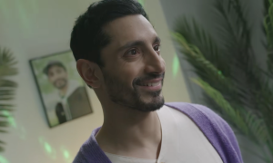 里兹·艾哈迈德 (Riz Ahmed) 在《SNL》英国版新宣传片中表现得异常激烈