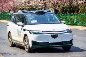 中国机器人出租车停运导致乘客滞留在高速公路上